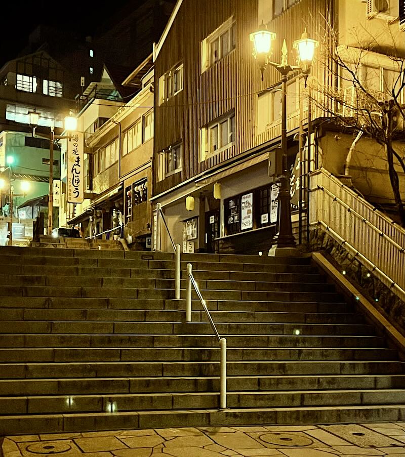 夜の伊香保温泉 石段街 街灯に照らされた幻想的な階段