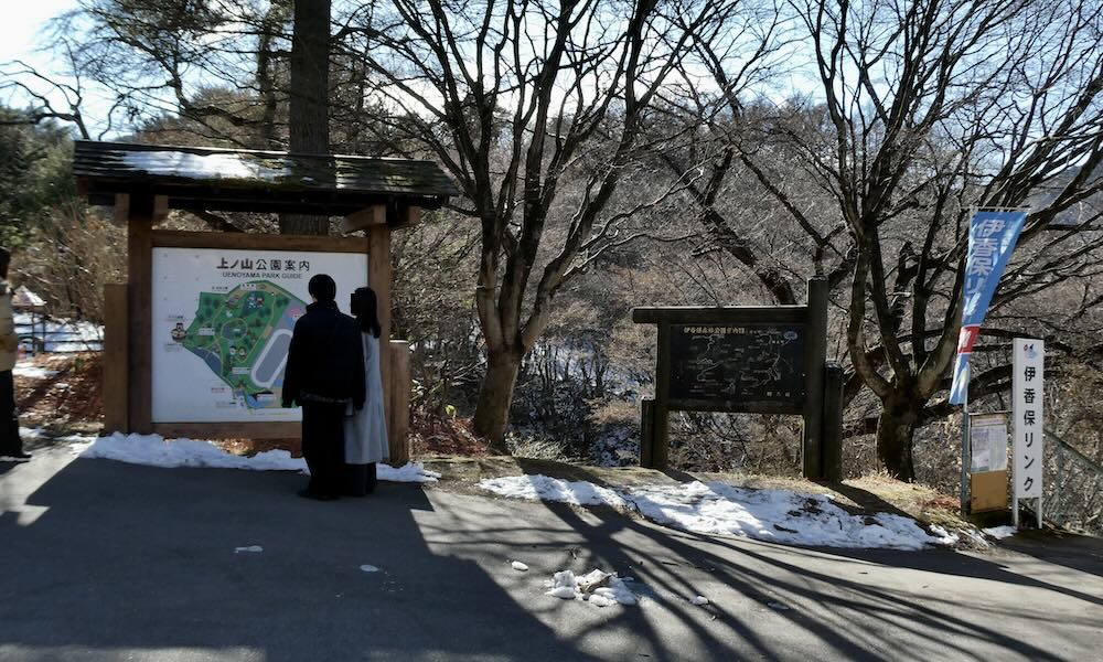 伊香保ロープウェイ見晴駅前に設置された案内板と園内マップ