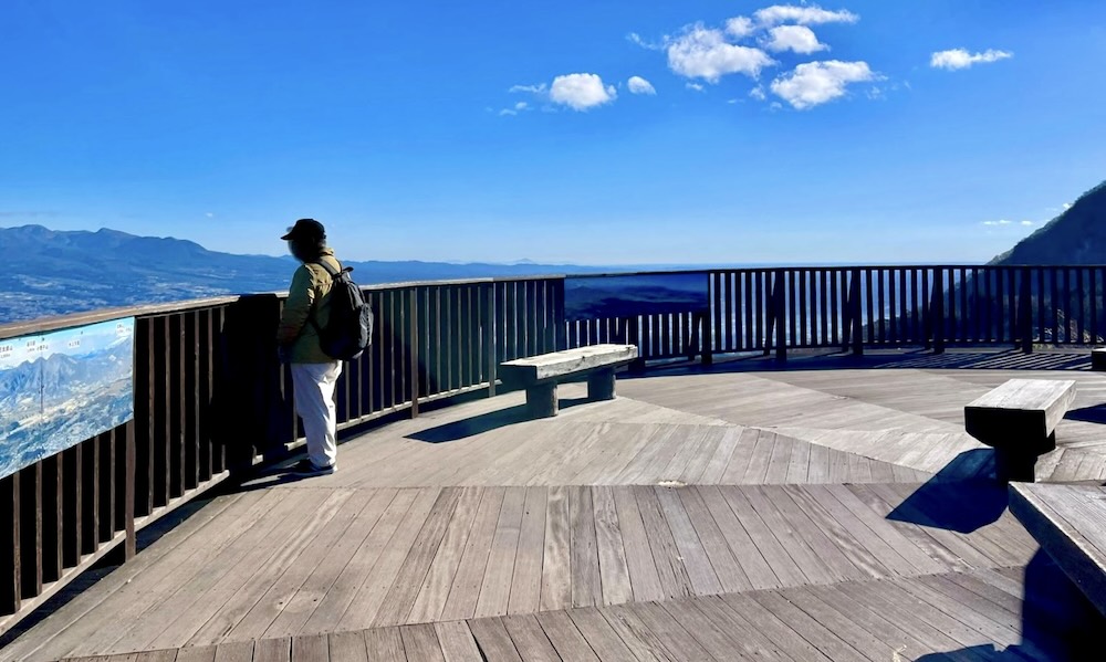 ときめきデッキのウッドデッキと展望を楽しむ人々