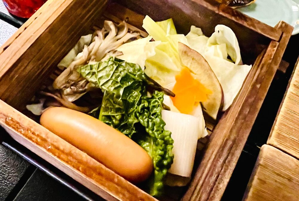 朝食の温かい料理と蒸し野菜
