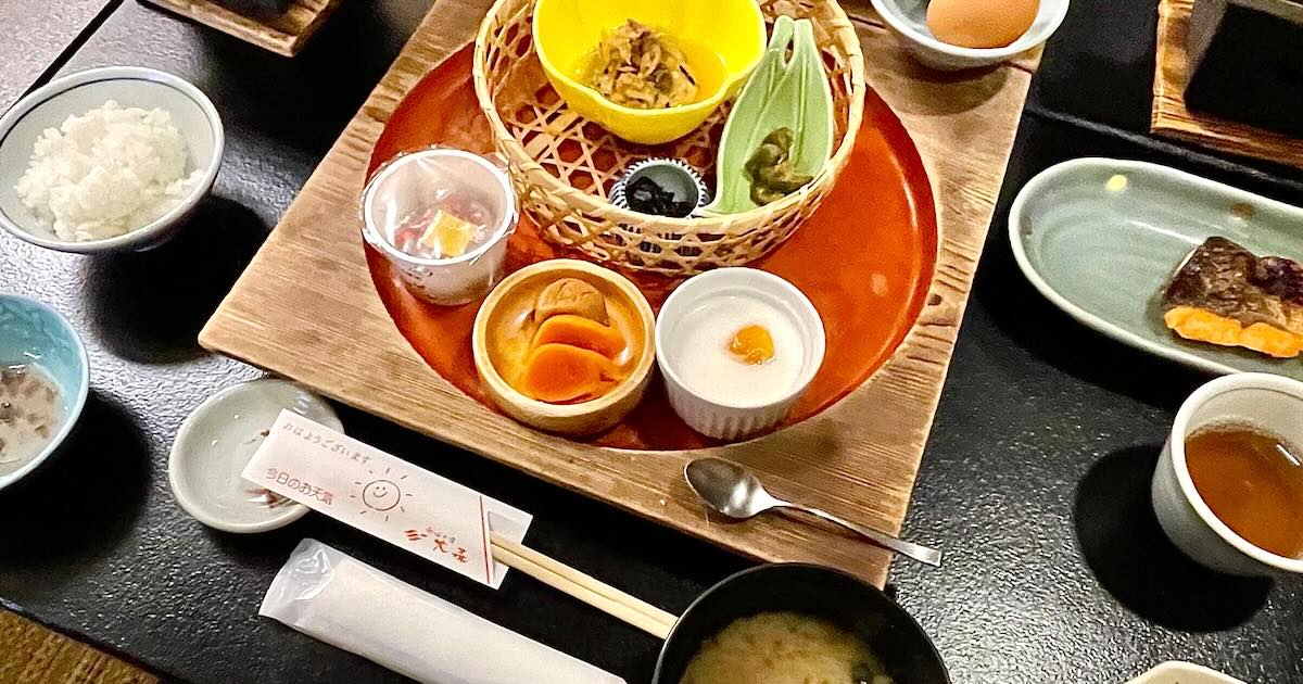 朝食の温かい料理と蒸し野菜