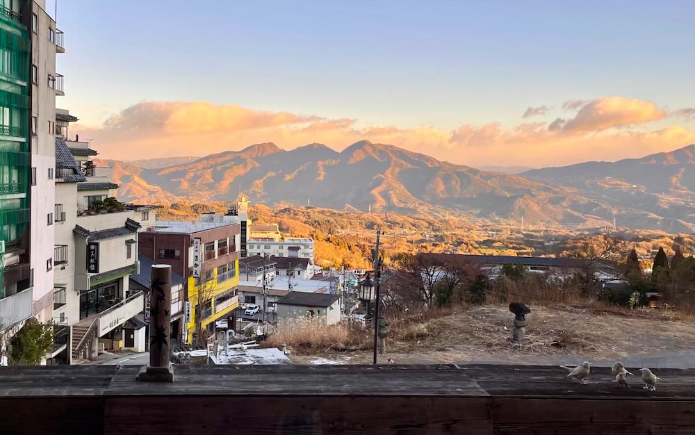 館内から望む伊香保温泉の山並み