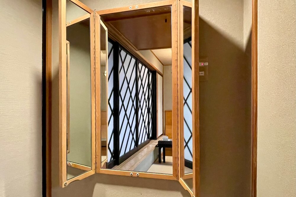 壁に備え付けの三面鏡