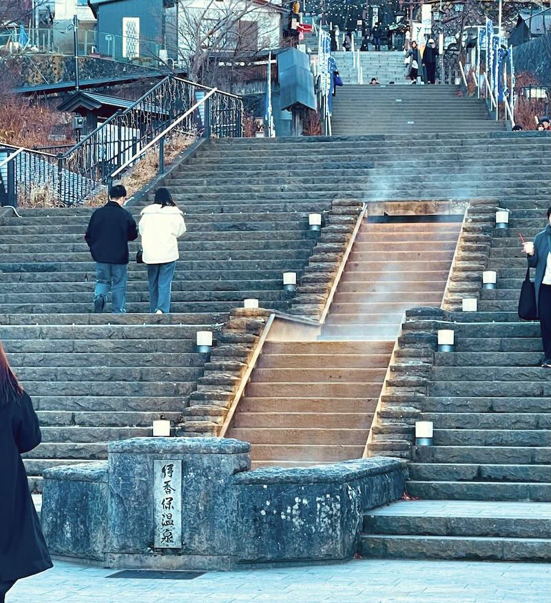 伊香保温泉 石段街をゆっくりと登る人々の姿