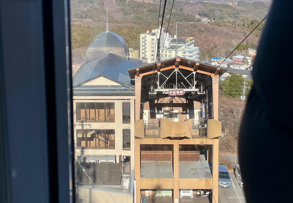 伊香保ロープウェイ車内から振り返る不如帰駅の建物