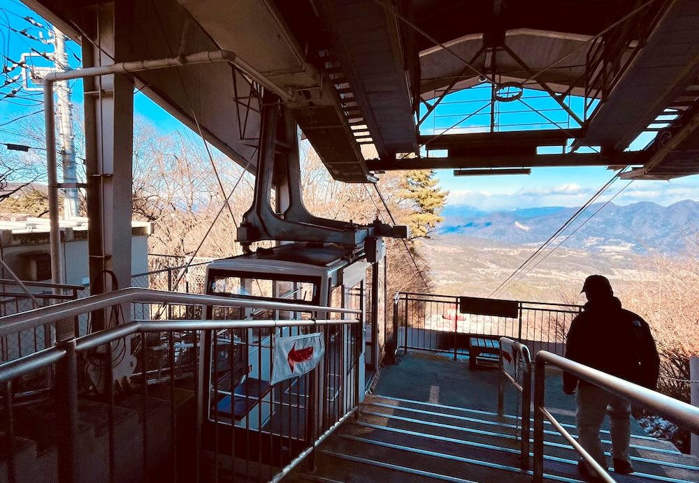 伊香保ロープウェイ見晴駅のホームと到着したゴンドラ