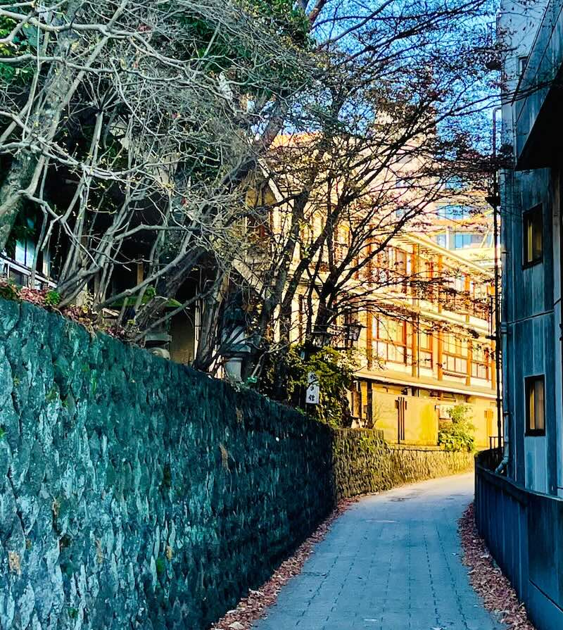 伊香保温泉 横手館へ続く細い坂道と旅館外観