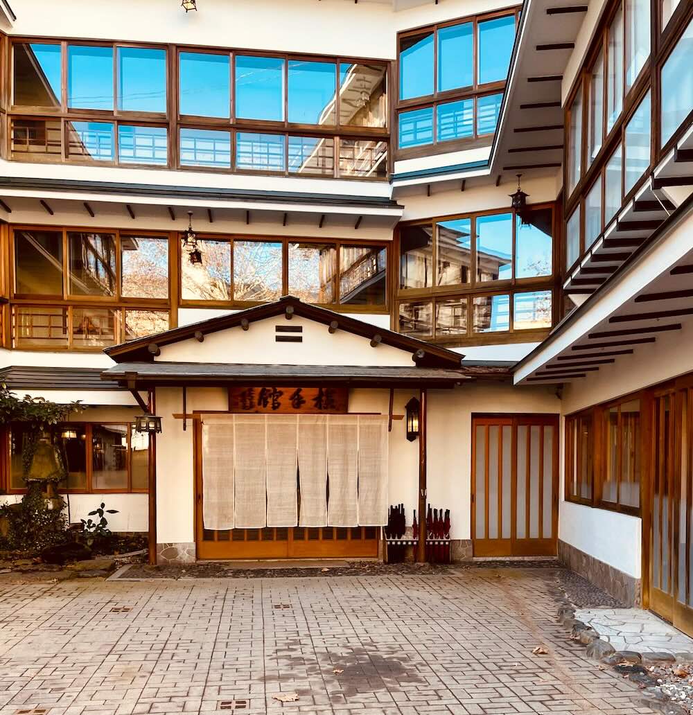 伊香保温泉 横手館の中庭と正面玄関