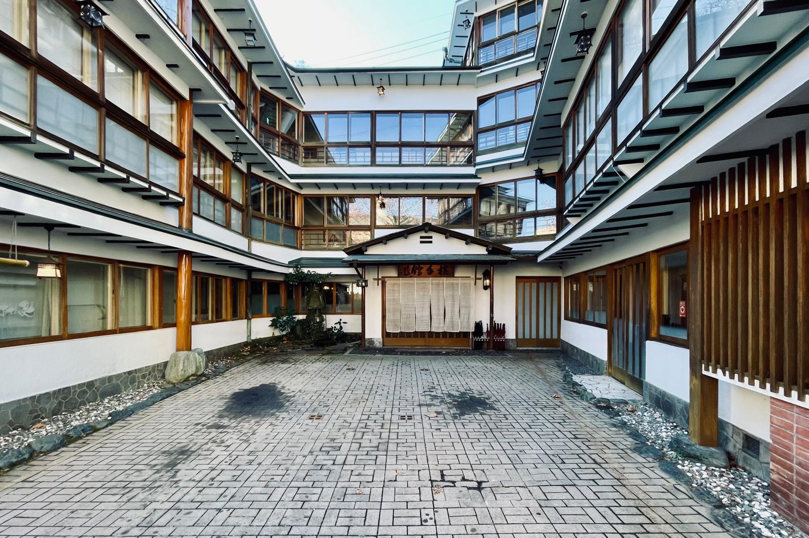 伊香保温泉 横手館の中庭と建物全景