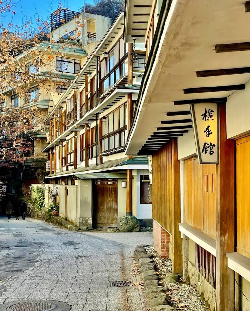 伊香保温泉 横手館の木造外観と長いファサード