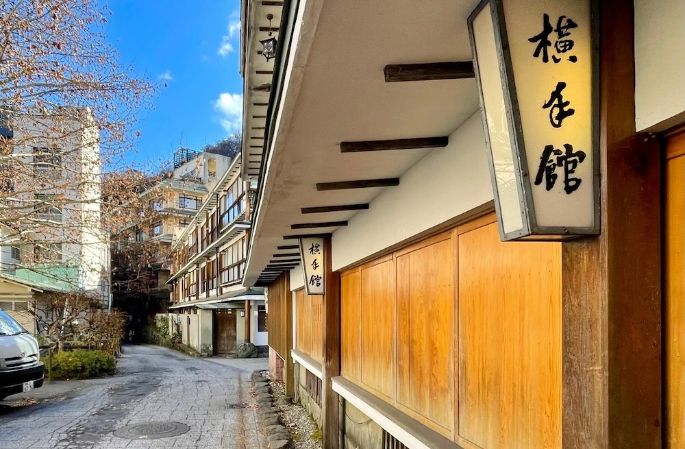 伊香保温泉 横手館のランプと看板が並ぶ路地