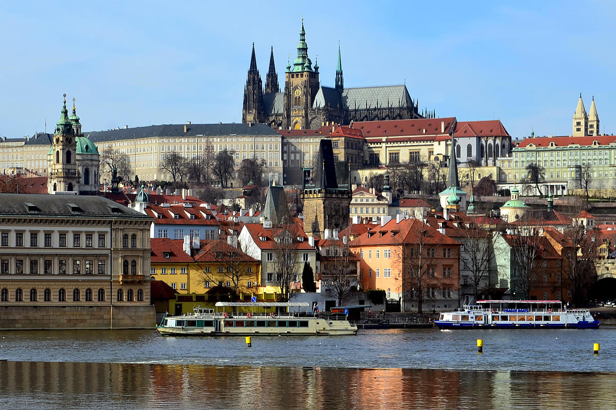 チェコ・世界遺産プラハ歴史地区の街並みとプラハ城