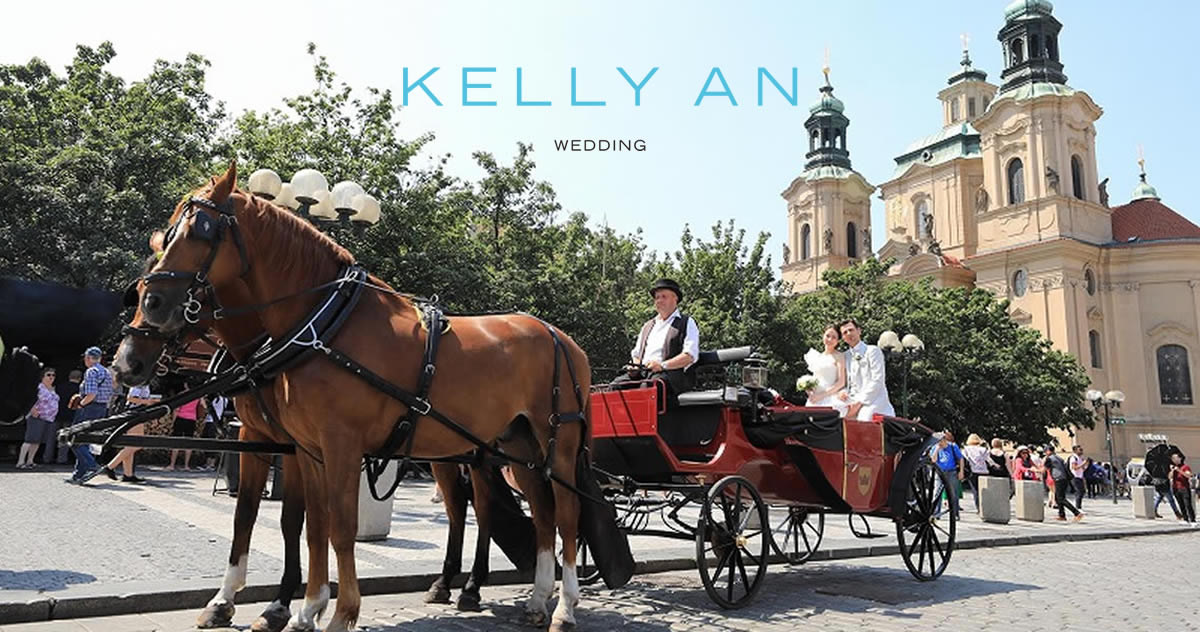 チェコ・プラハ旧市街をウェディングカップルが馬車で散策