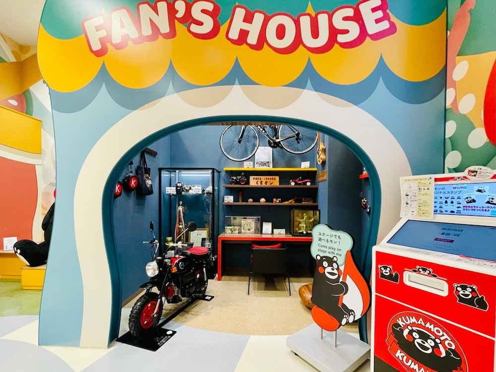 くまモンスクエア内のFAN’S HOUSEコーナー。くまモン関連グッズやミニバイクが展示されている。