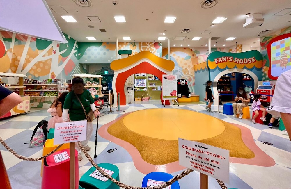 くまモンスクエアのステージ中央。観覧エリアやショップ、FAN’S HOUSEの入口が見える。