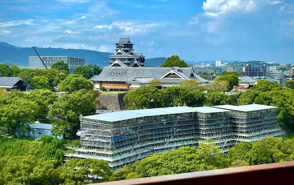 熊本市役所展望ロビーから見た熊本城