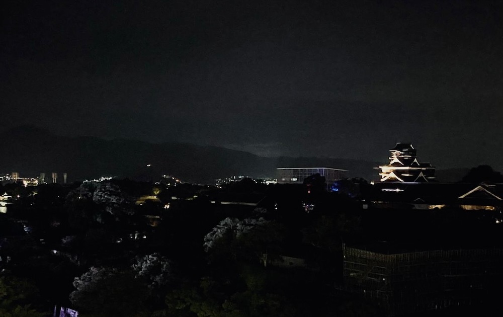 熊本市役所展望ロビーから見た夜の熊本城。