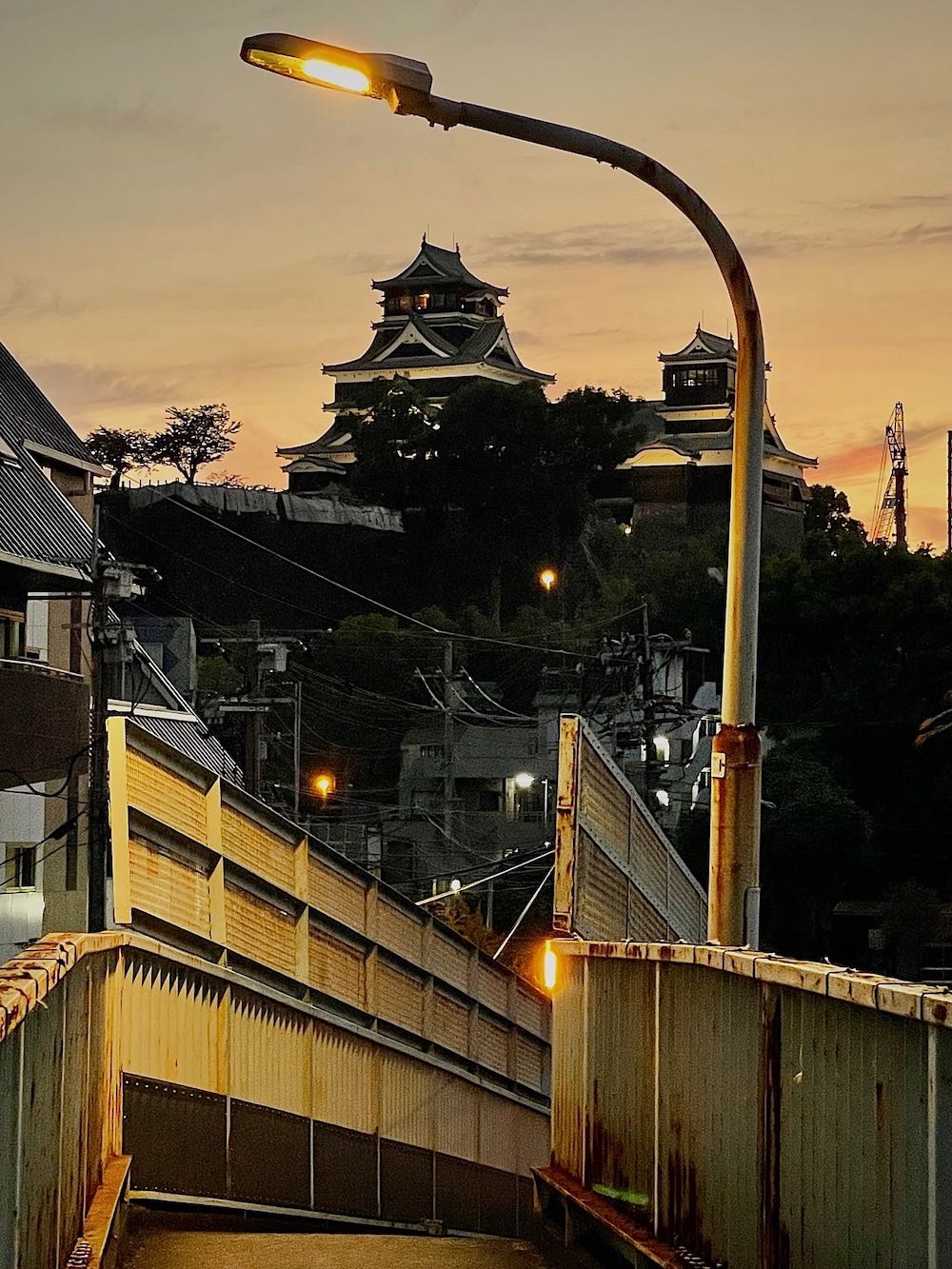 城東歩道からライトアップ前の「熊本城」