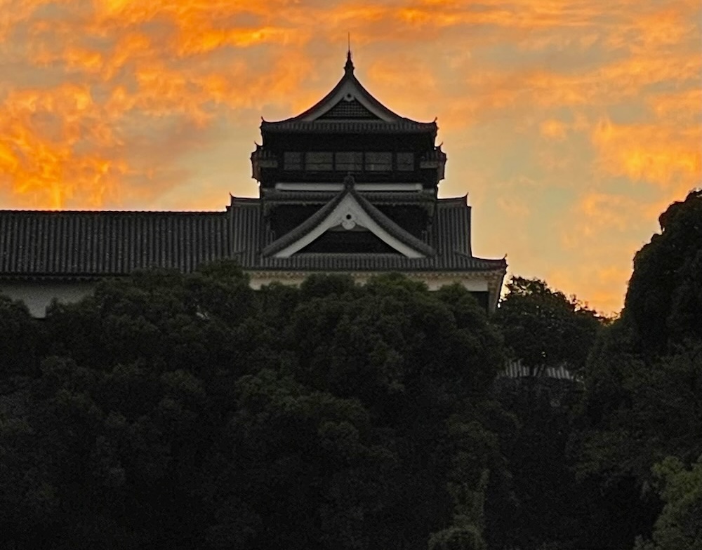 夕景の熊本城