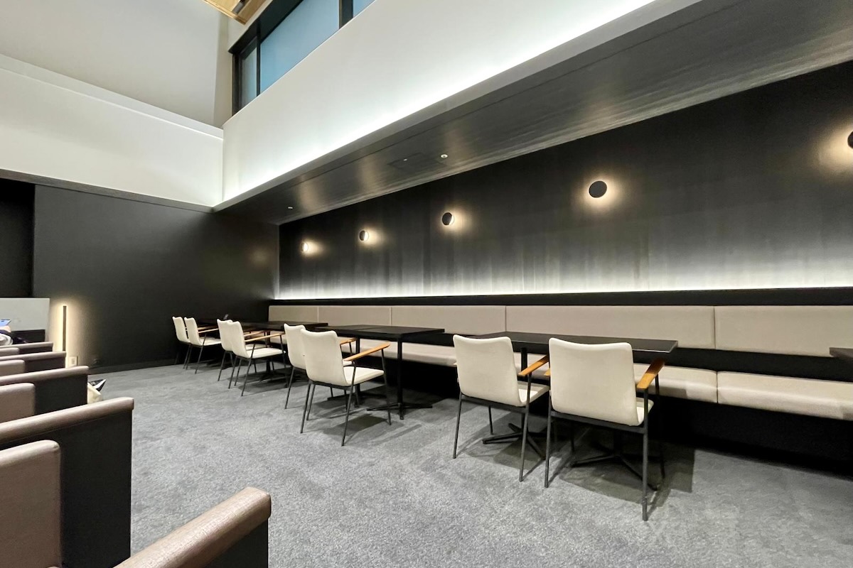 熊本空港 ラウンジASO 座席配置と通路の様子（2026年1月 利用）