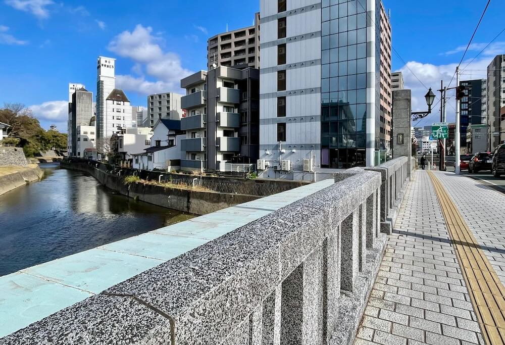 船場橋と川沿いの風景。市街地の中に自然が残る熊本の散策スポット