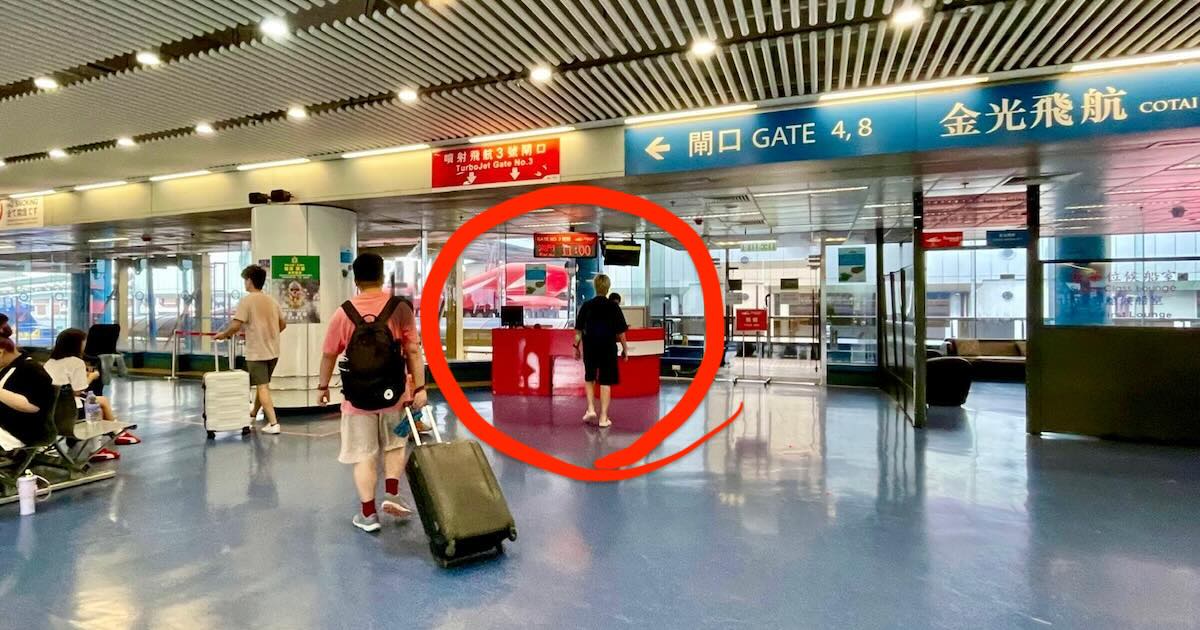 香港フェリーターミナルのチェックインカウンター
