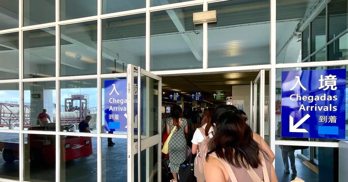 入国審査場の入口（混雑時は長い行列になることも）