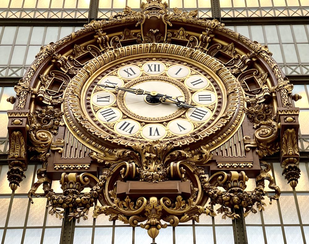 オルセー美術館の入口にかかる大時計の黄金の装飾
