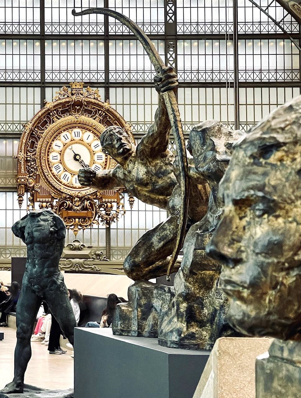 オルセー美術館の大時計の装飾とロダンの彫像美術品