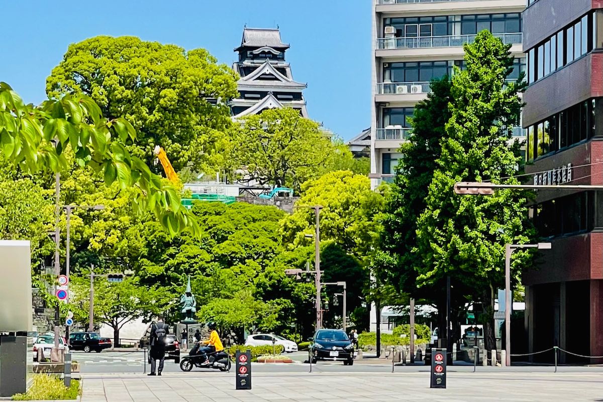 NHK熊本放送局前広場から撮影した熊本城