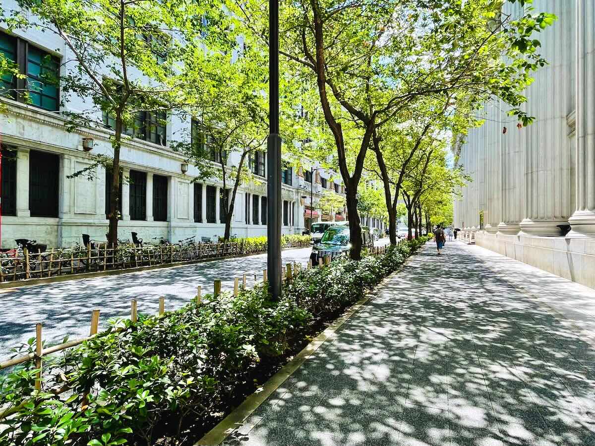COREDO室町1ビル付近の並木道