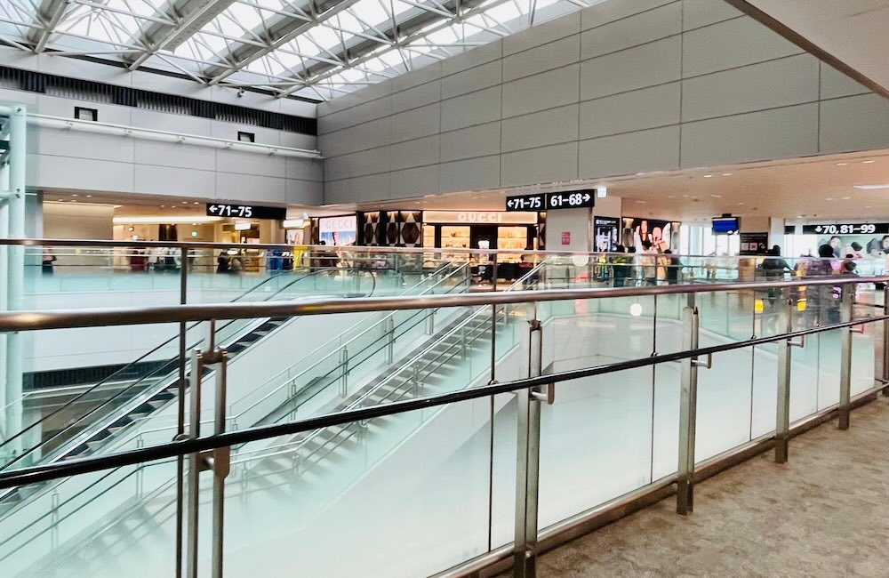 成田空港第2ターミナル・免税店フロアの71番ゲート行きホール