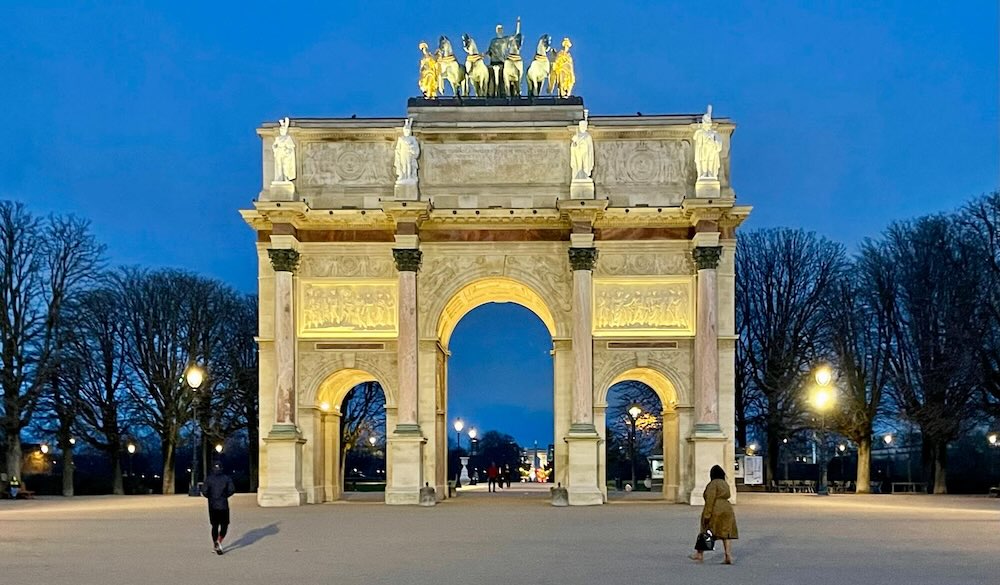ルーヴル美術館敷地内のカルーゼル凱旋門
