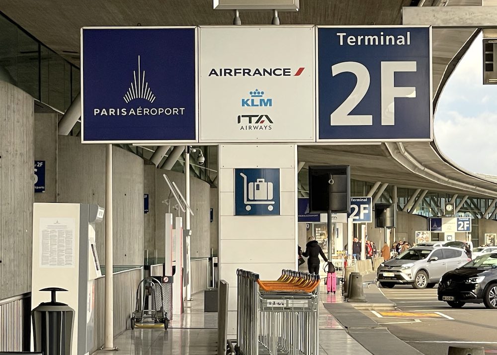 パリのシャルル・ド・ゴール空港（CDG）出発ゲート