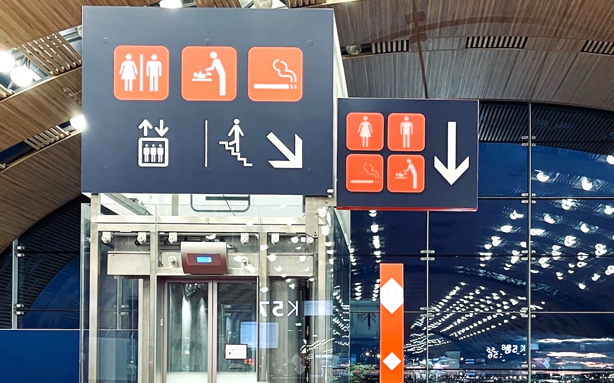 シャルル・ド・ゴール国際空港ターミナル2搭乗ゲートトイレとエレベーター