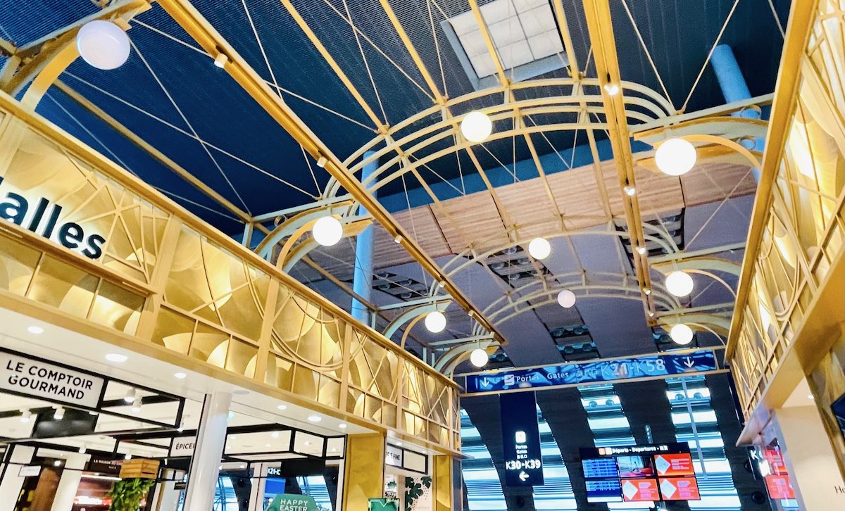 シャルル・ド・ゴール国際空港ターミナル2天井装飾