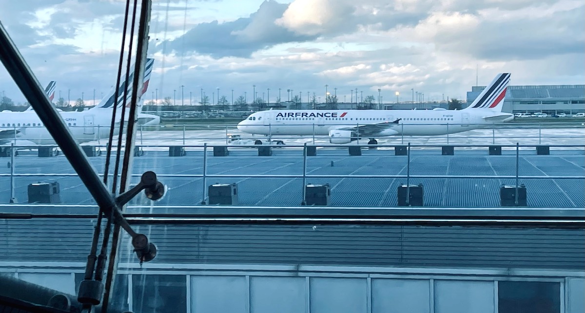 シャルル・ド・ゴール国際空港の窓越しにエールフランス機体