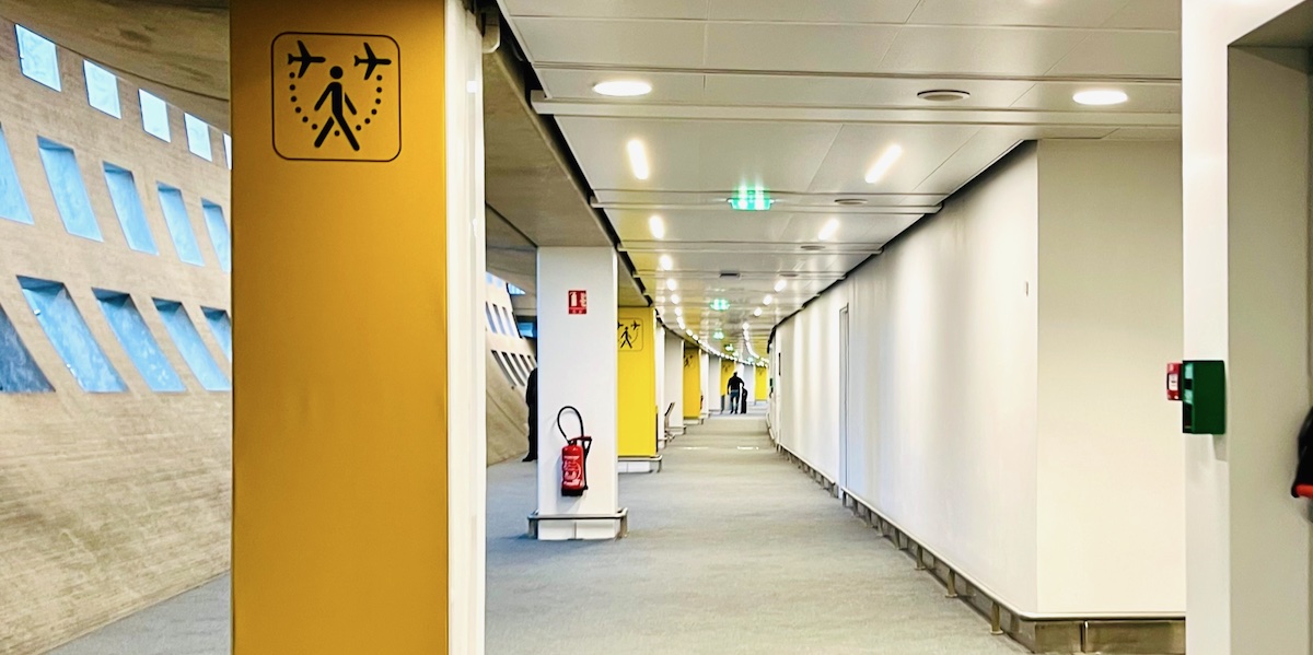 シャルル・ド・ゴール国際空港の支柱に黄色いペイントと乗継マークが表示