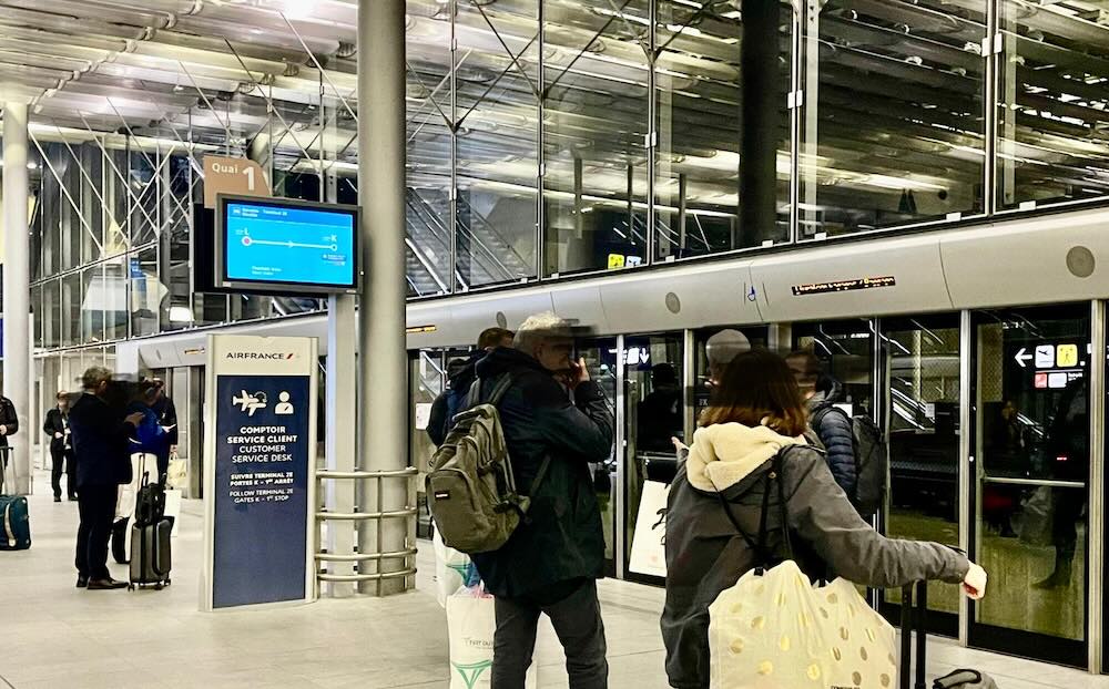 パリ・シャルル・ド・ゴール空港到着後のターミナル内の様子