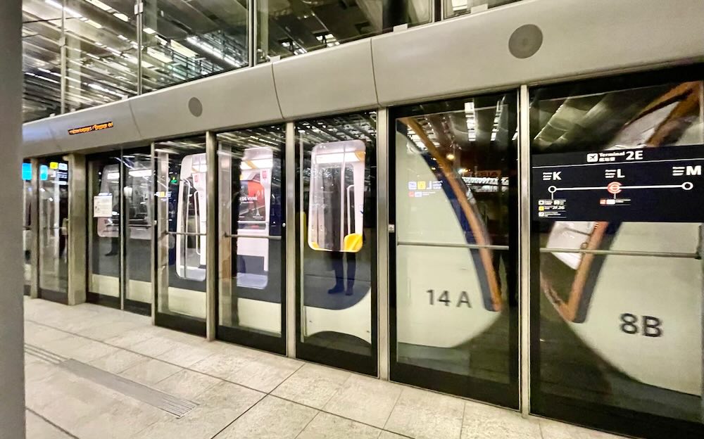 シャルル・ド・ゴール空港のターミナル間シャトルトレイン車内