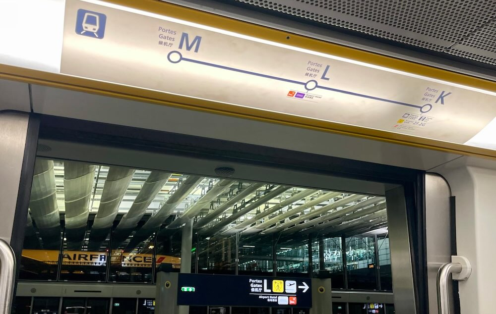 シャルル・ド・ゴール空港 YOU ARE HERE 表示と出口案内