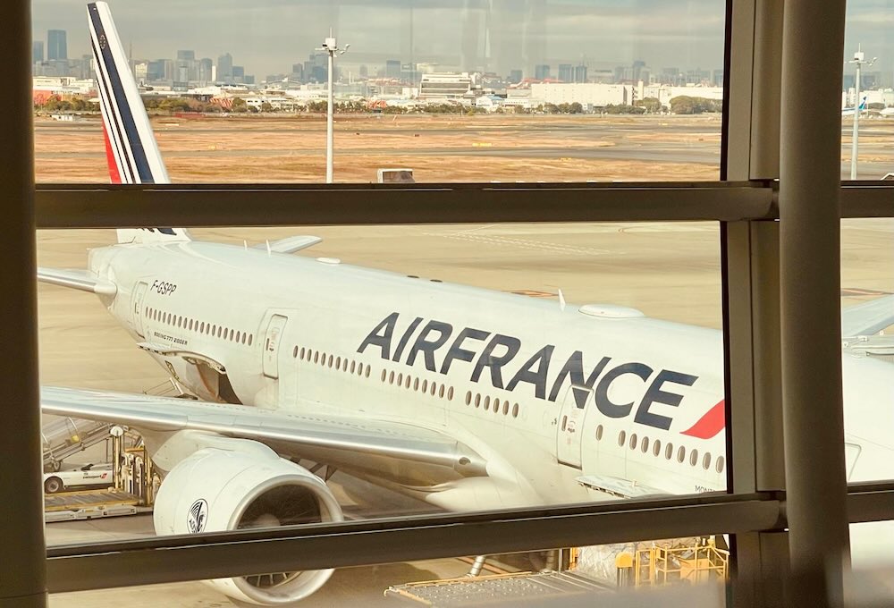羽田空港国際線ターミナルで出発を待つエールフランス機