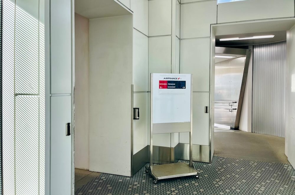 羽田空港を出発するエールフランス機、機内の窓から見える地上スタッフ