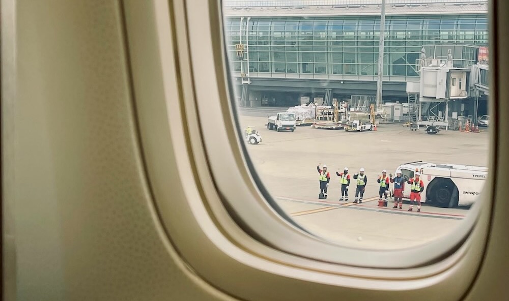エールフランス機内から見た羽田空港滑走路