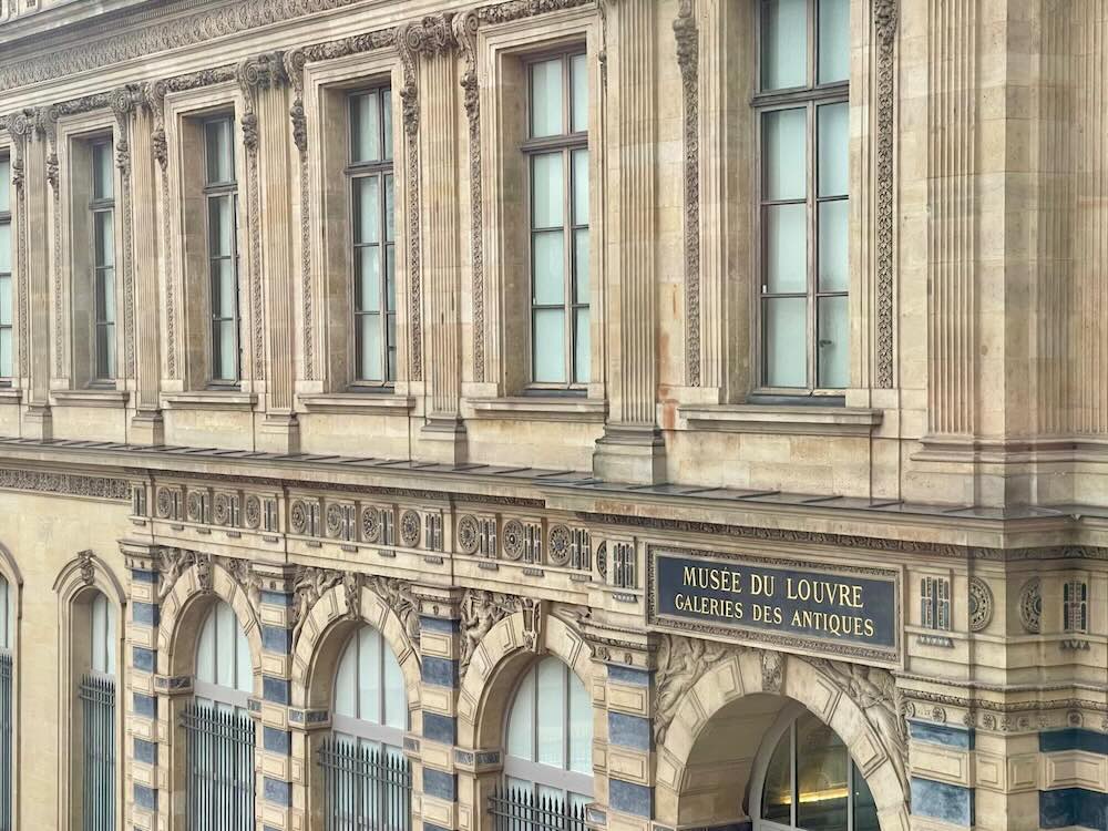 ルーヴル美術館の歴史あるファサード