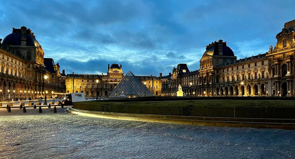 夜にライトアップされたルーヴル美術館のピラミッド