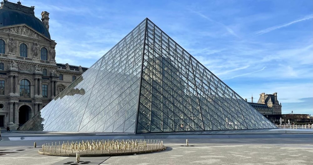 ルーヴル美術館ピラミッドの構造が分かる外観