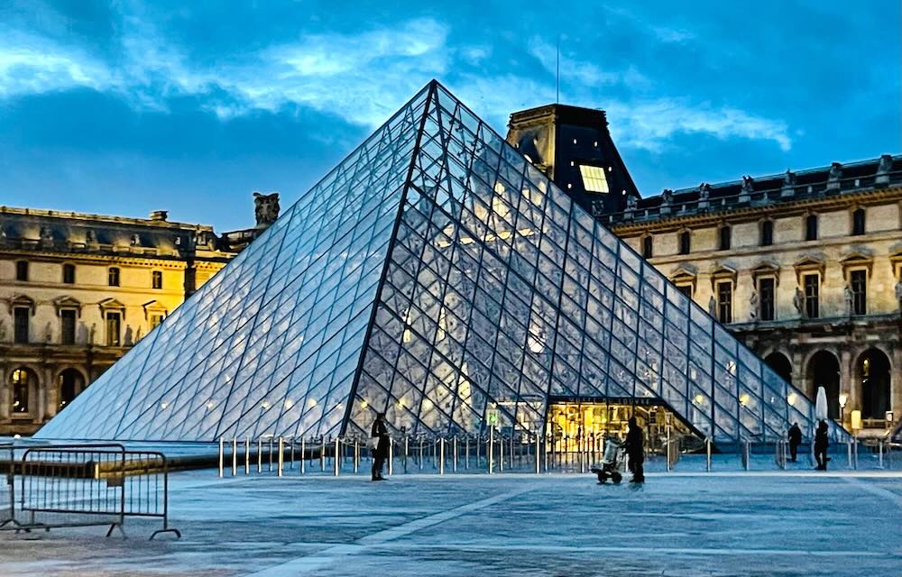 朝の青空に映えるルーヴル美術館のガラスのピラミッド
