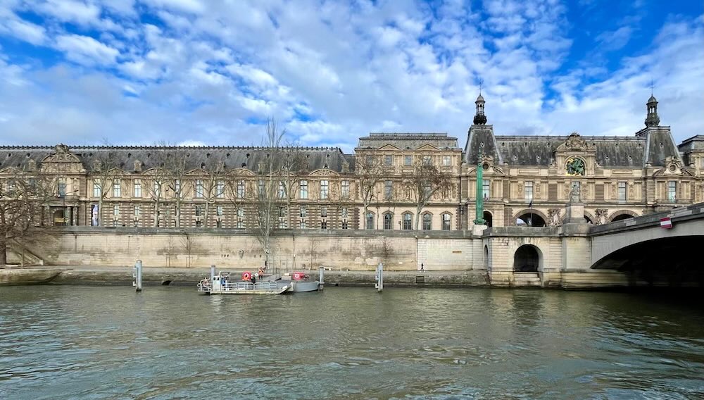 セーヌ川沿いから眺めるルーヴル美術館