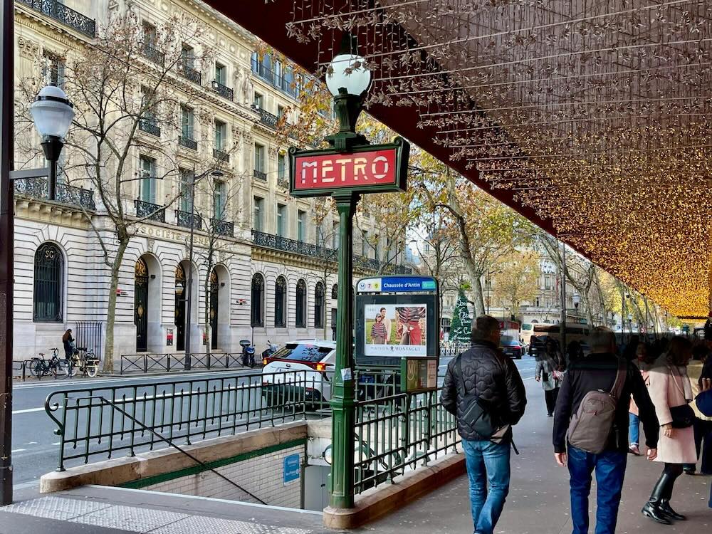 オペラ地区のパリメトロ入口（Grands Magasins周辺）